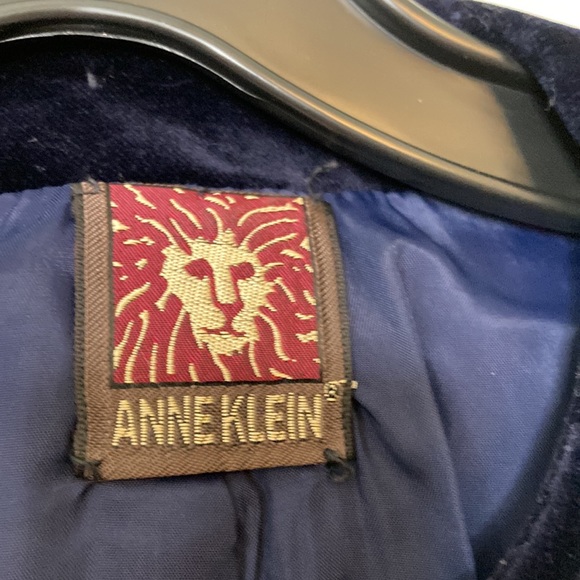 Ann Klein size 6 velour blazer. Dark Navy.Fully lined. Vintage. Shoulder pads. - Picture 2 of 8